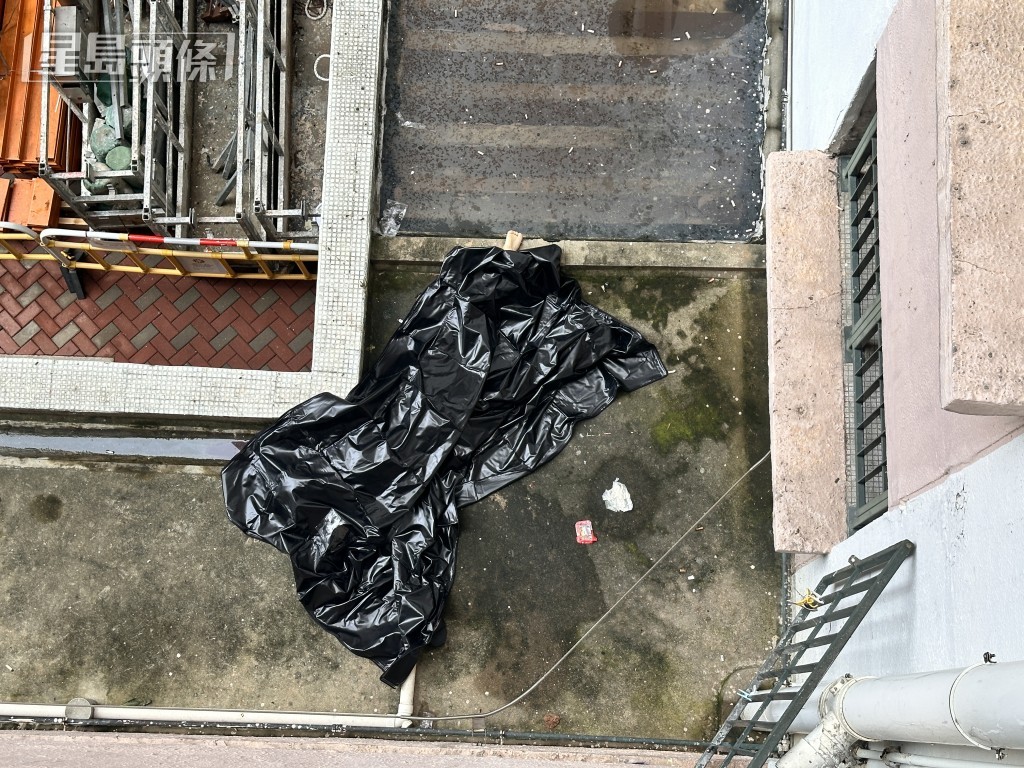 女子墮樓伏屍簷篷。 女子墮樓伏屍簷篷。