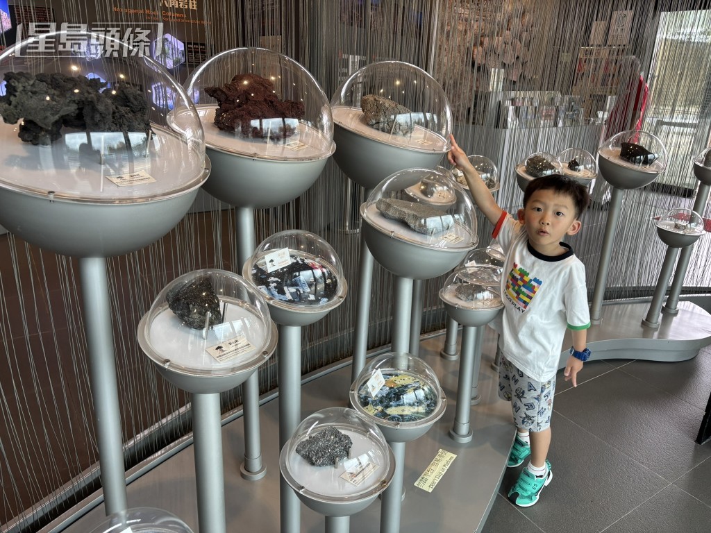火山探知館展出來自世界各地不同火山的岩石標本和香港地質公園景點介紹等。（圖片來源：《親子王》）