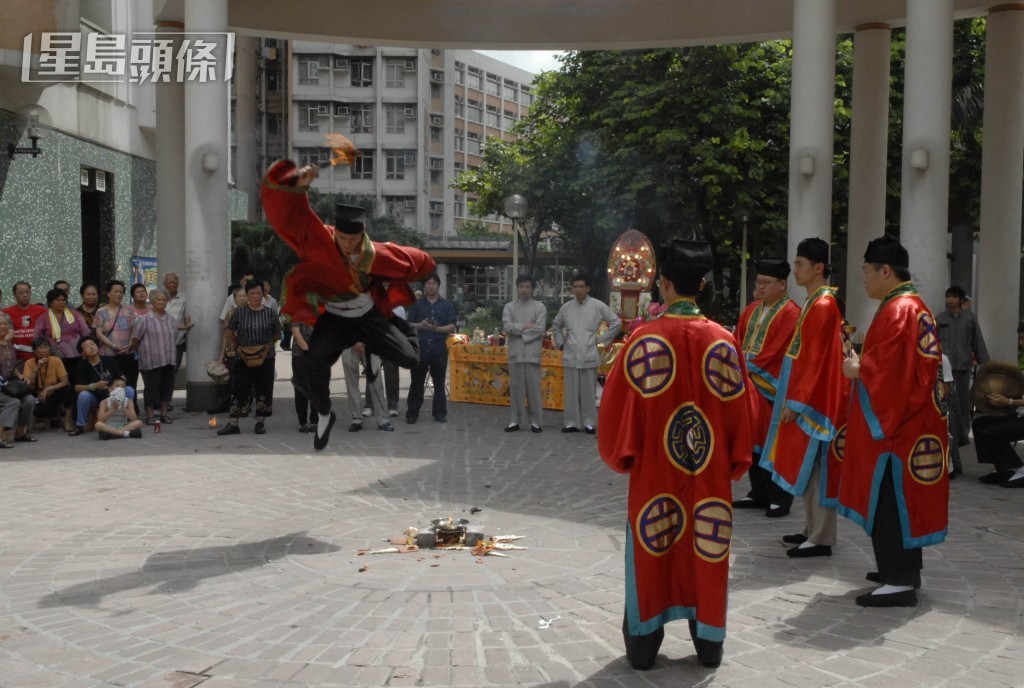 法師手持鐵劍，擺起功架「破地獄」超渡亡魂。資料圖片