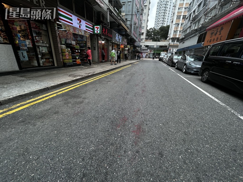 舖頭對開行人路及馬路多處遺下紅油。 舖頭對開行人路及馬路多處遺下紅油。