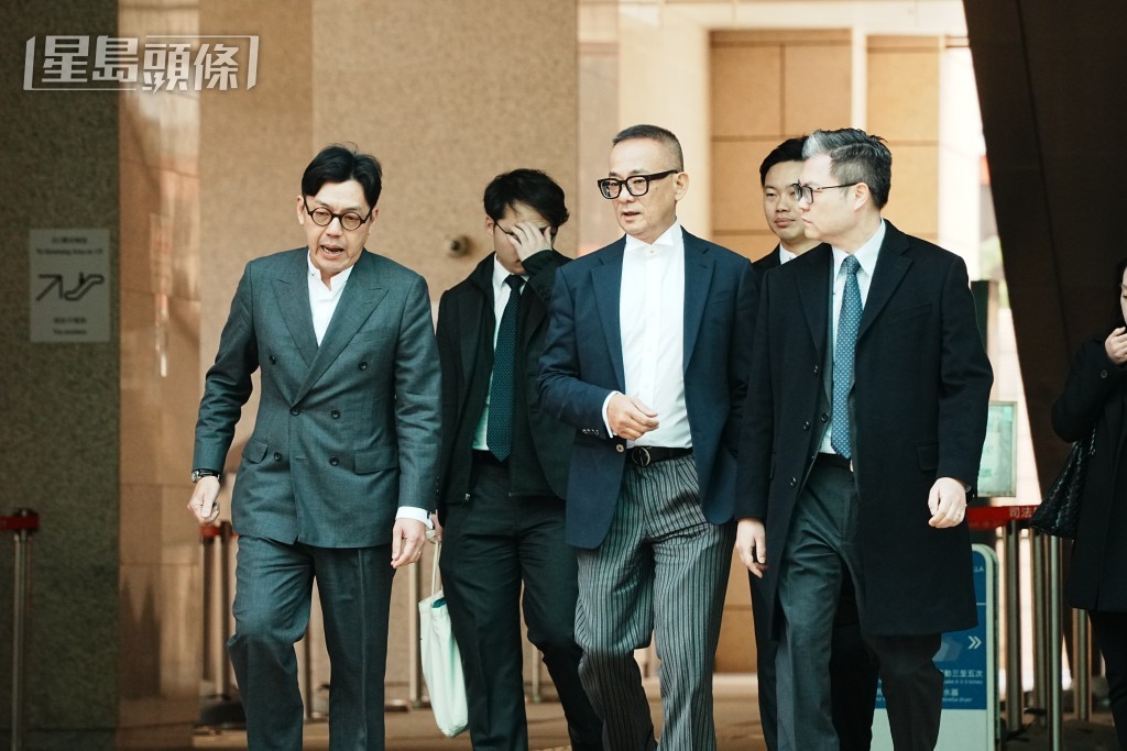 代表羅偉光的資深大律師謝志浩(中間直間褲)。汪旭峰攝 代表羅偉光的資深大律師謝志浩(中間直間褲)。汪旭峰攝