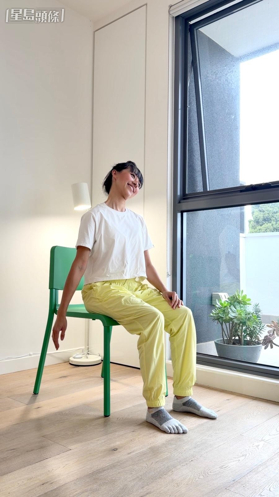 放松腹部练习｜2. 颈部与斜角肌伸展：头部慢慢向另一边侧倾，直到感觉颈侧出现温和的伸展。（图片由受访者提供）