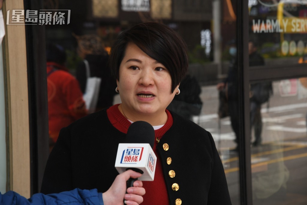 何女士今早到中銀換鈔,幫兩位朋友兌換,3人總額共5萬8千元。何健勇攝 何女士今早到中銀換鈔,幫兩位朋友兌換,3人總額共5萬8千元。何健勇攝
