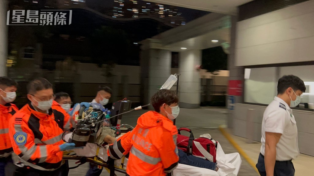 七旬男司机送往天水围医院抢救，惟最终不治。黎志伟摄