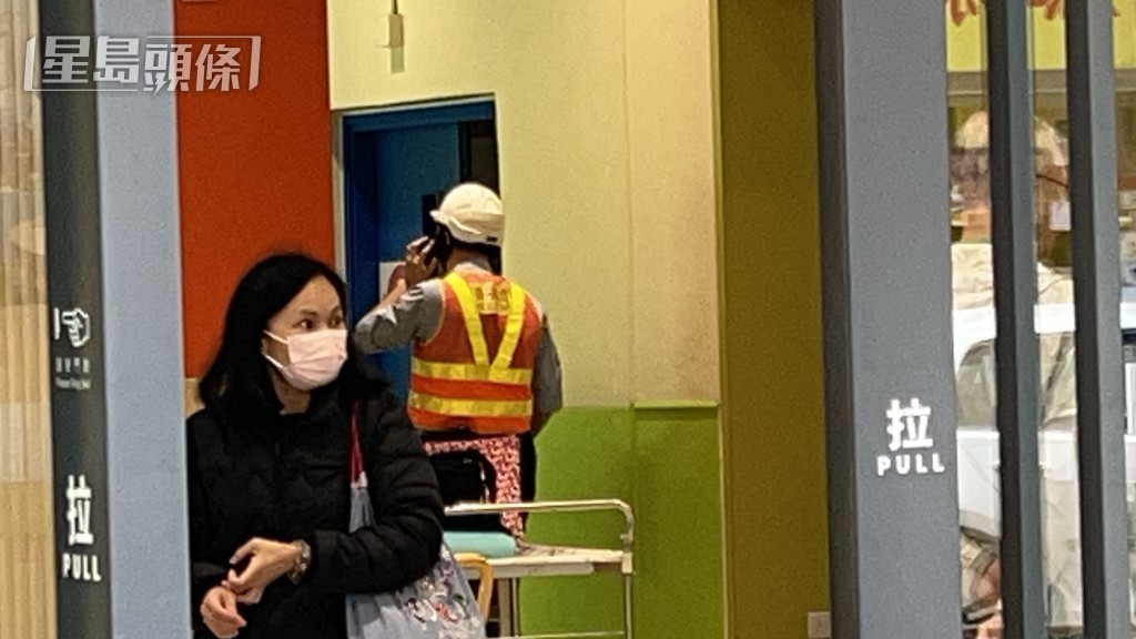 小學電錶房冒煙，有職員受傷。蔡楚輝攝