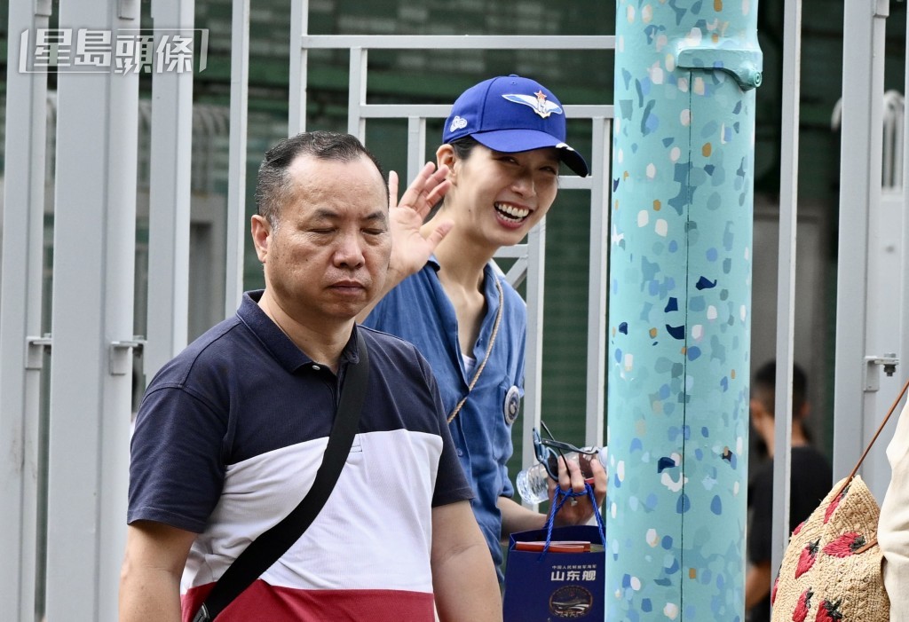 江旻憓(右)完成參觀後離場,向傳媒揮手。(蘇正謙攝) 江旻憓(右)完成參觀後離場,向傳媒揮手。(蘇正謙攝)