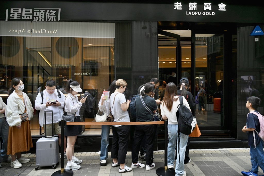 尖沙咀旅客人潮。資料圖片 尖沙咀旅客人潮。資料圖片