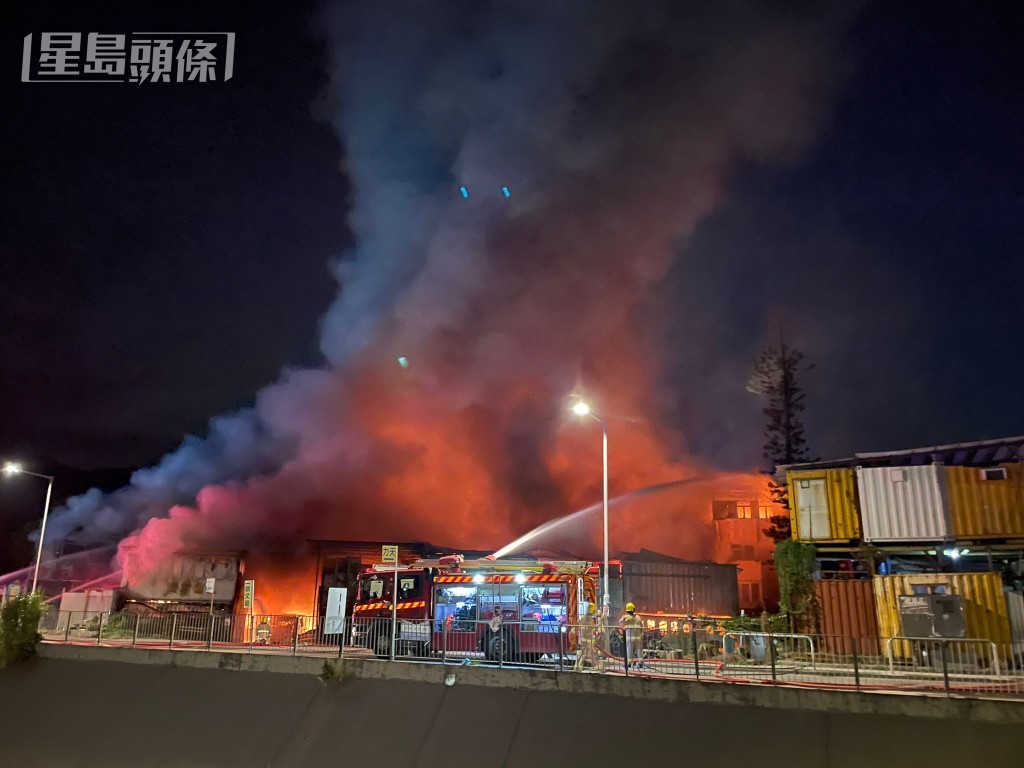 現場火光熊熊。黎志偉攝