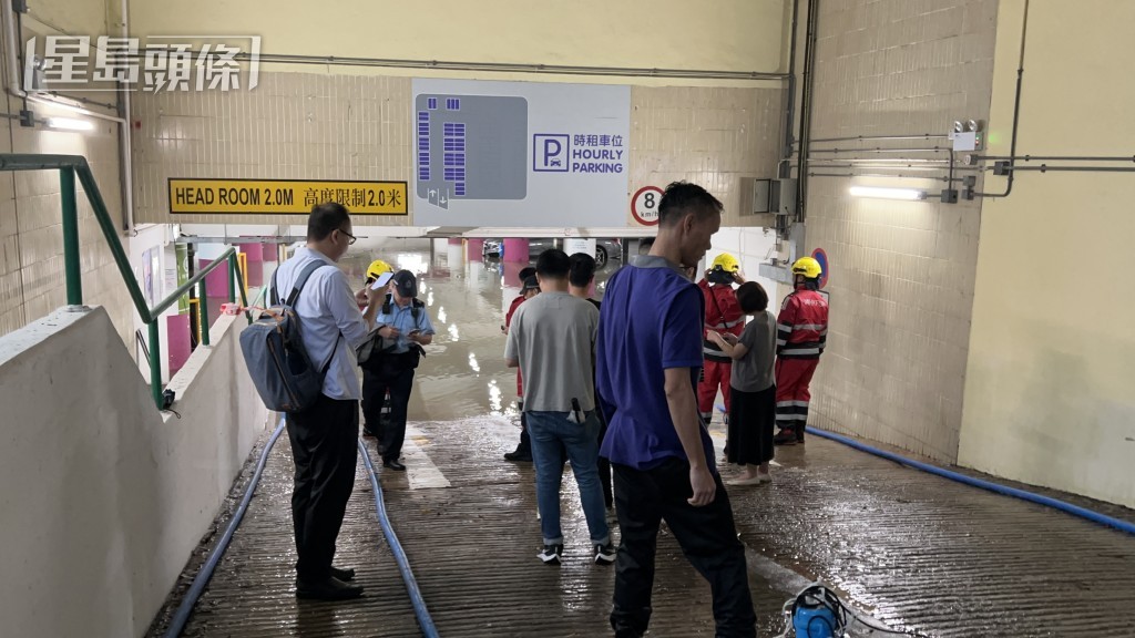 車主聞訊紛紛到場取車救險，消防員及停車場職員協助抽走積水。