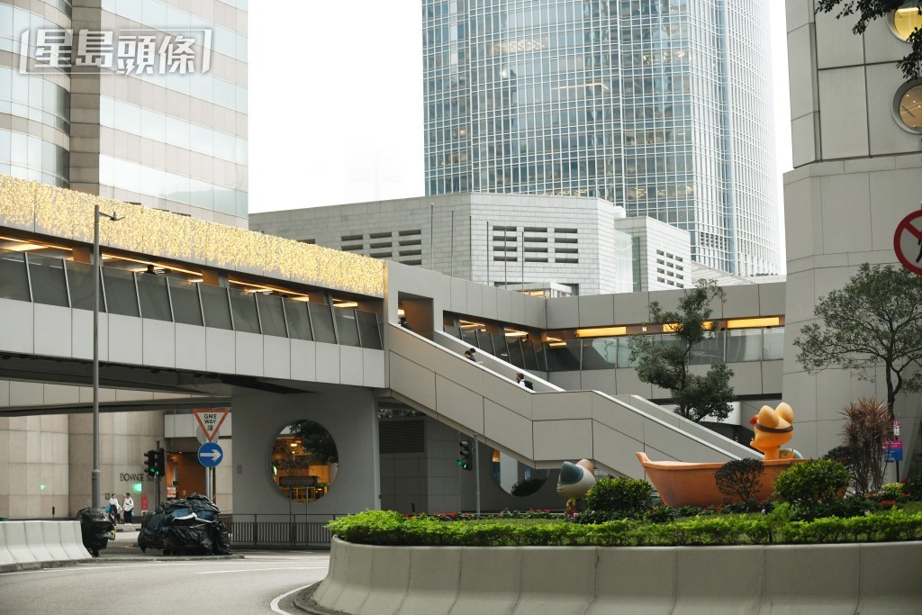 案发于康乐广场的行人天桥。资料图片 案发于康乐广场的行人天桥。资料图片
