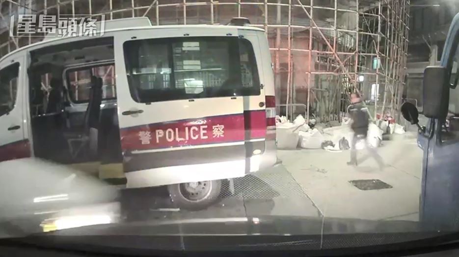 可疑車倒車後再撞向警車。車Cam片段截圖