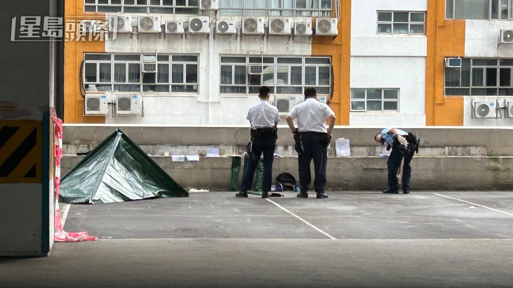 警員用帳篷敝死者遺體,展開調查。蔡楚輝攝 警員用帳篷敝死者遺體,展開調查。蔡楚輝攝