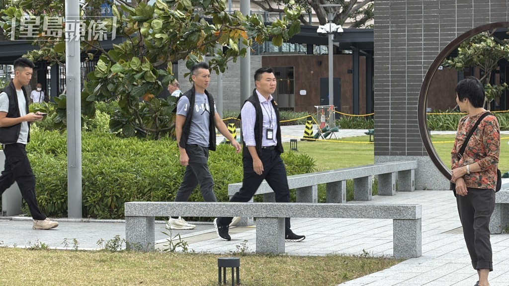 西九龍總區刑事部（行動）警司賈錦琳（中）亦到場。