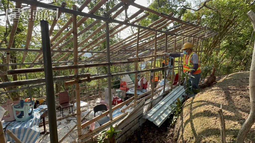 人員清拆非法構建物。 人員清拆非法構建物。