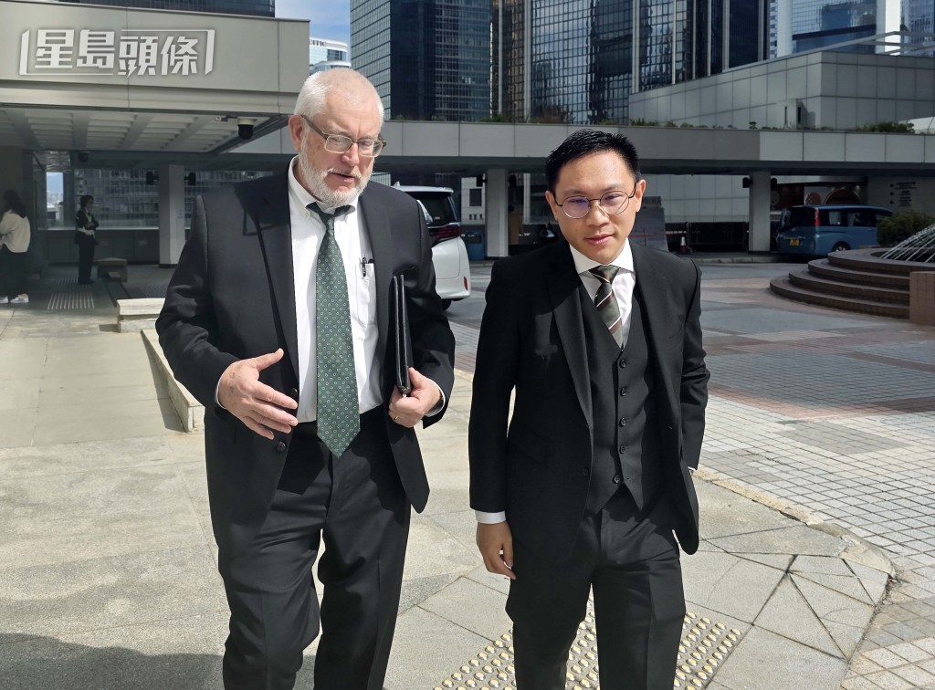 原告方笔迹专家 John Paul Osborn（左）。 王仁昌摄