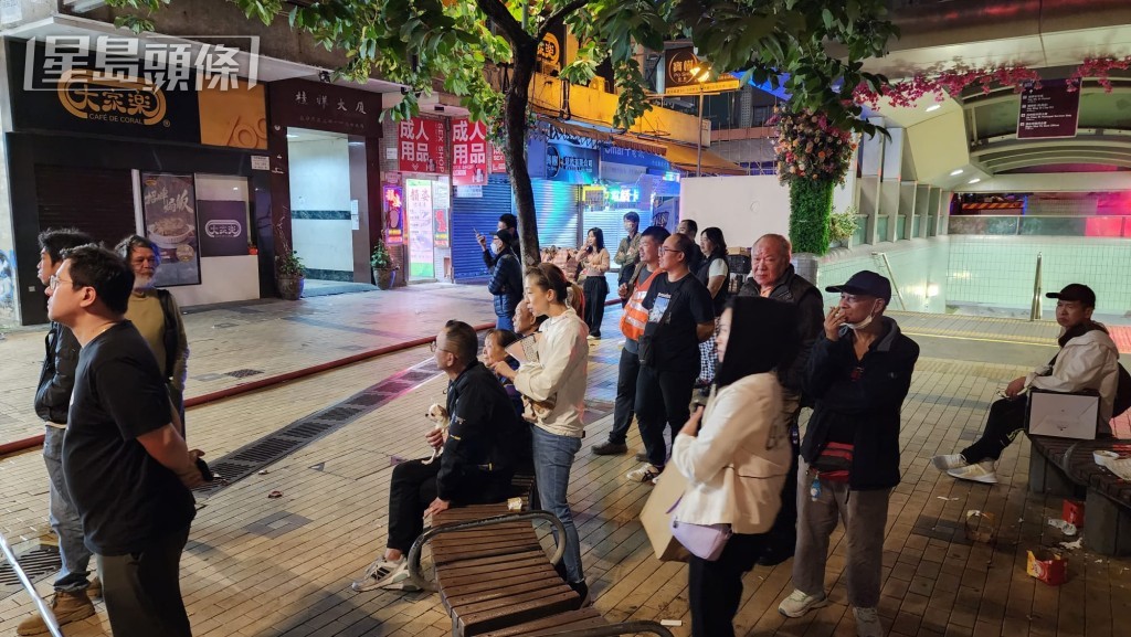 附近居民自行疏散到对出行人路。黎志伟摄