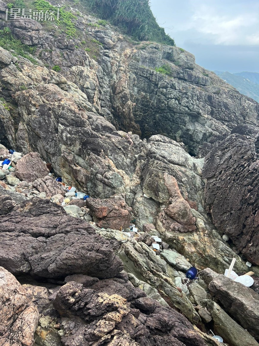 咸田湾石滩发现三批骸骨。黎先生提供 咸田湾石滩发现三批骸骨。黎先生提供