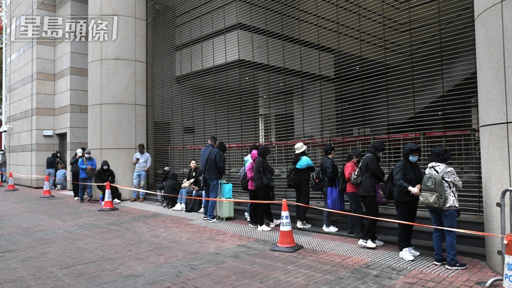 巿民在法院外排队等候进庭。何健勇摄