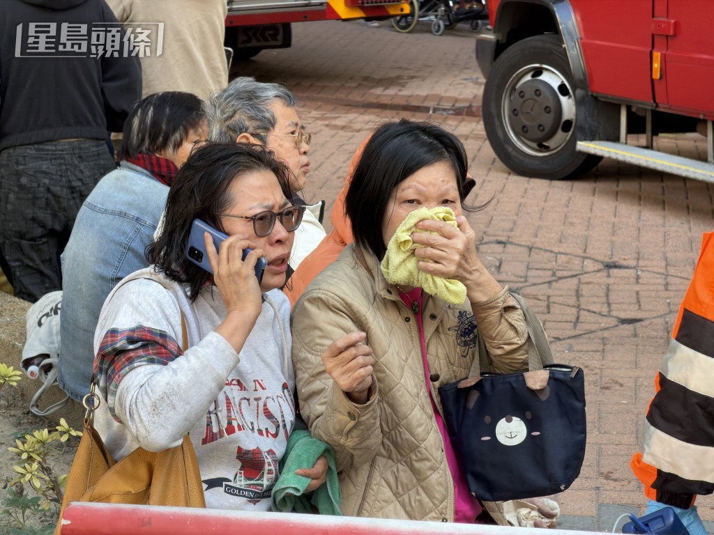 有居民走火警時用毛巾掩鼻。