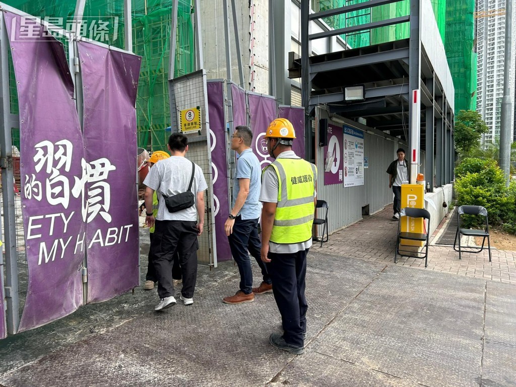 便衣探員進入地盤調查。 便衣探員進入地盤調查。
