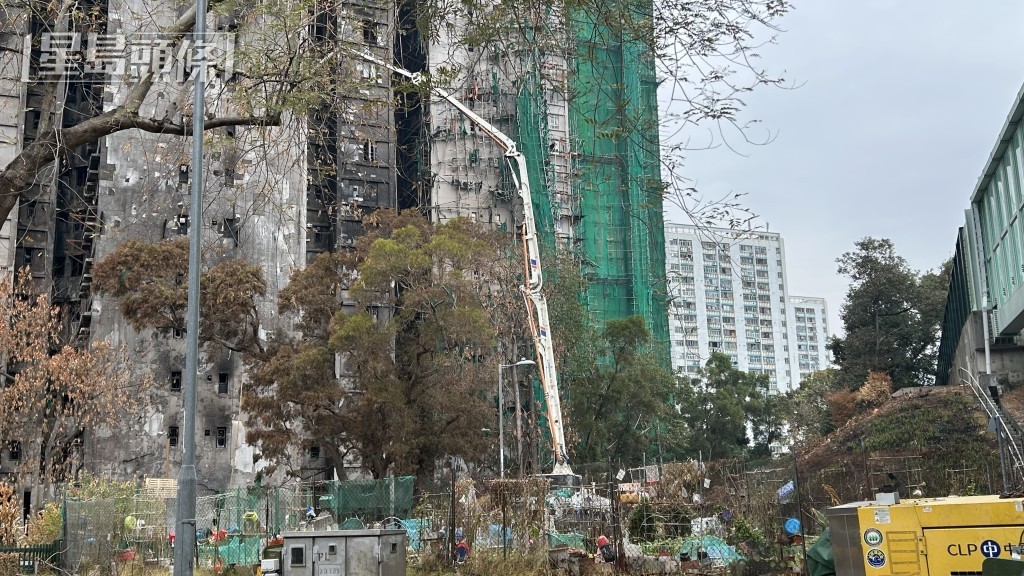 石屎泵車在宏昌閣外,輸送混凝土至個別單位進行鞏固工程。 石屎泵車在宏昌閣外,輸送混凝土至個別單位進行鞏固工程。