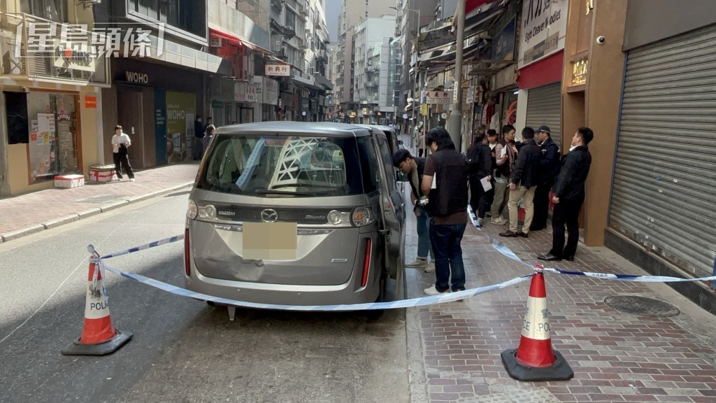 警方在附近起回涉案七人車。楊偉亨攝 警方在附近起回涉案七人車。楊偉亨攝