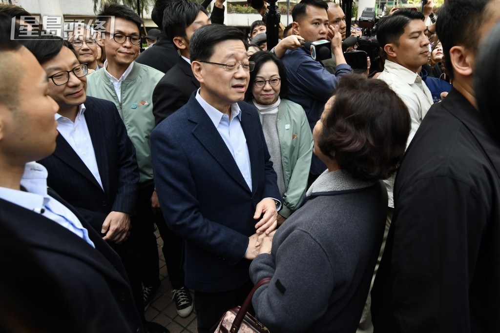 李家超到油麻地駿發花園與市民交流。
