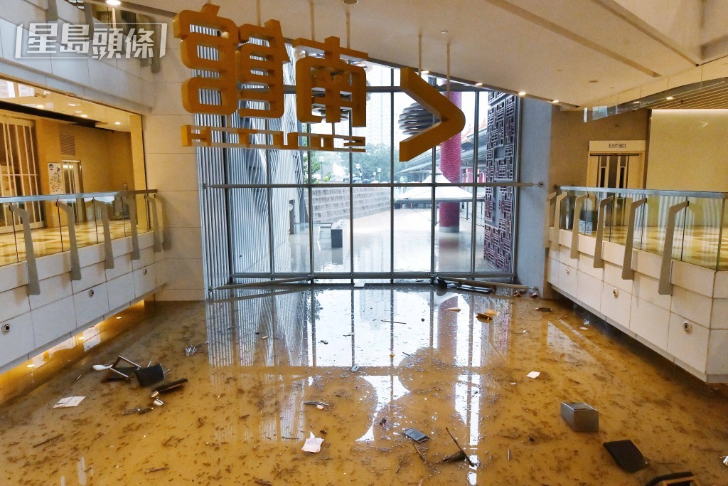 黃大仙中心北館地下LG層嚴重水浸被水淹沒。資料圖片 黃大仙中心北館地下LG層嚴重水浸被水淹沒。資料圖片