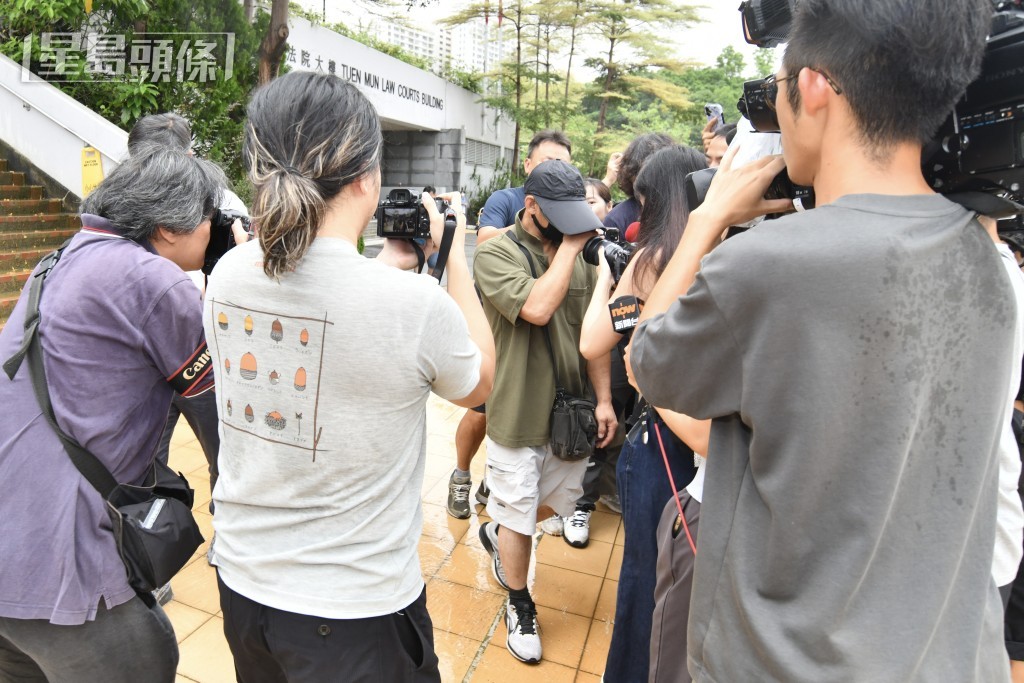 伍瑞庭应讯后掩面离开法庭。卢江球摄 伍瑞庭应讯后掩面离开法庭。卢江球摄