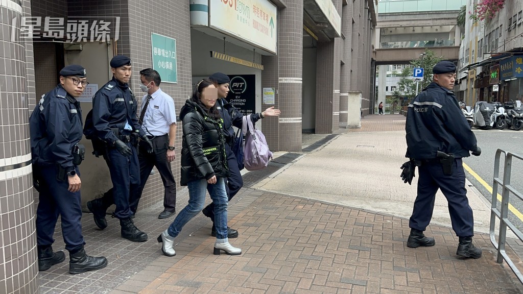 可疑女子由警車帶走。梁國峰攝