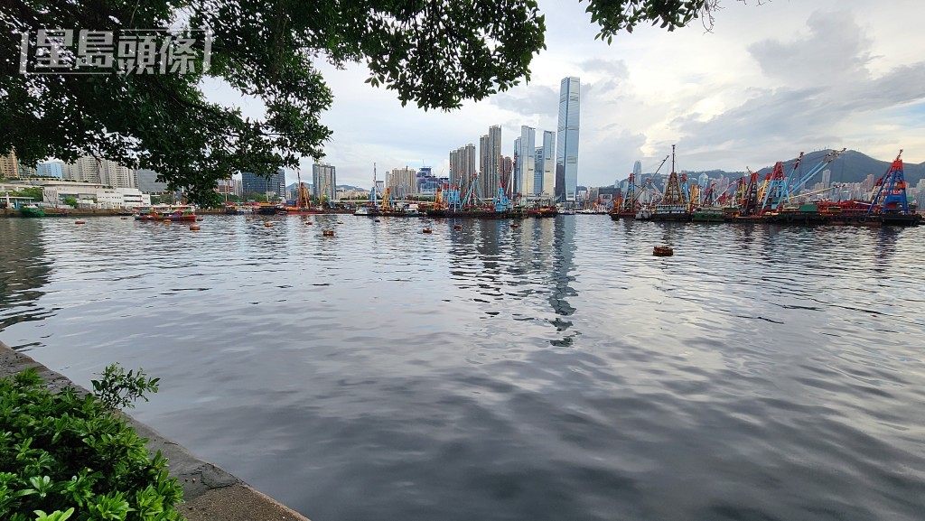 水鬼隊在愛輝道對開海面發現疑是Lisa衣物。黃文威攝 水鬼隊在愛輝道對開海面發現疑是Lisa衣物。黃文威攝