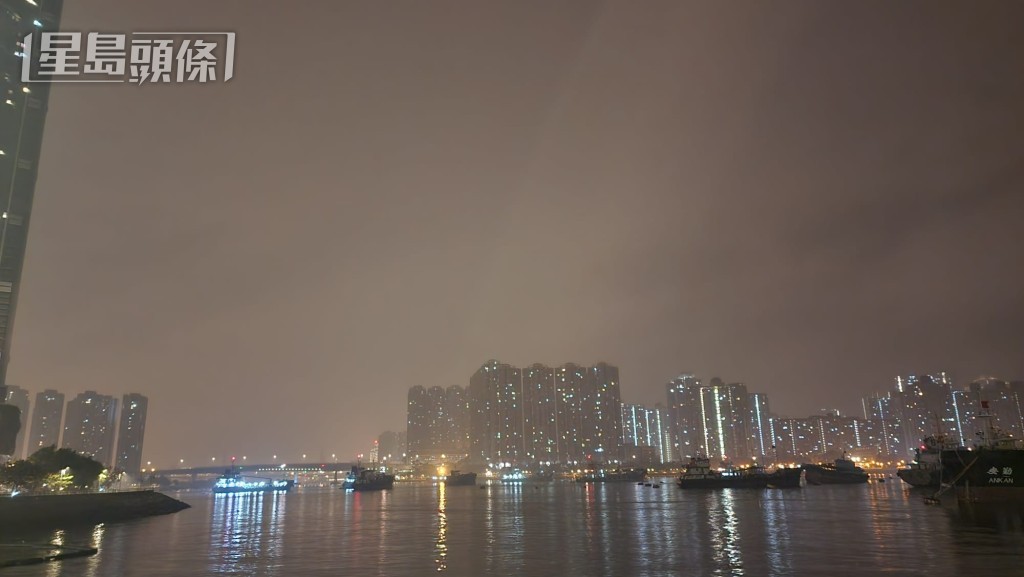 本港地區今日多雲，有幾陣雨，日間雨勢較為頻密。黎志偉攝