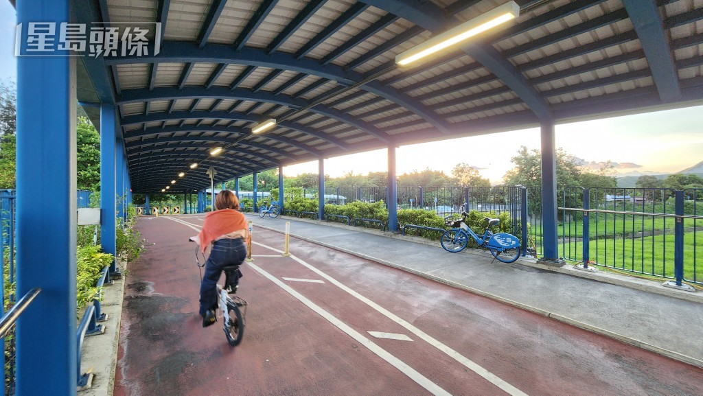 相關天橋是上水通往元朗單車徑必經之路,不時有人踩單車經過。 相關天橋是上水通往元朗單車徑必經之路,不時有人踩單車經過。