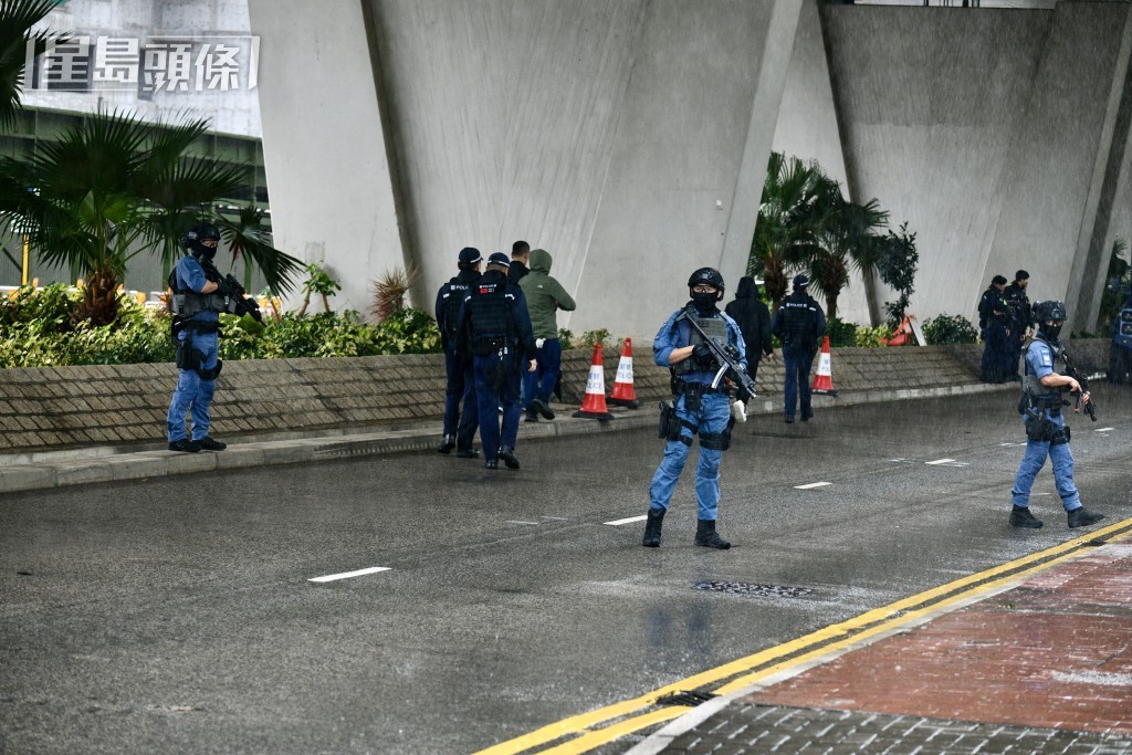 警方荷槍佈防。