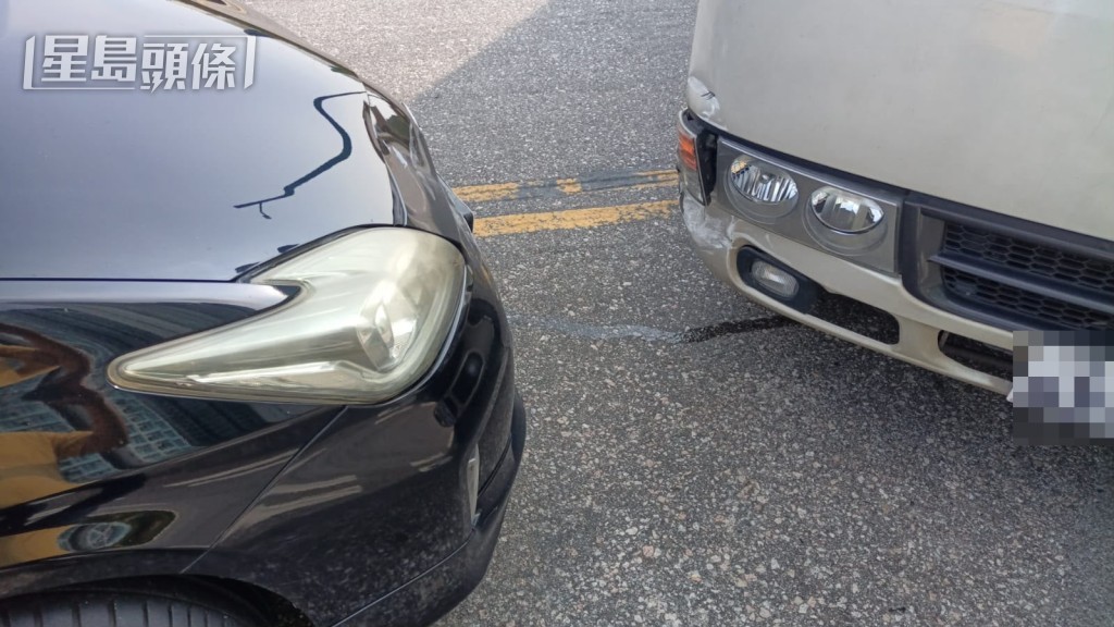 兩車迎頭相撞。 兩車迎頭相撞。