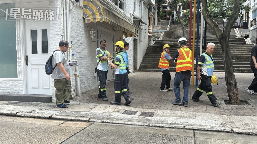 工人到街頭暫避。