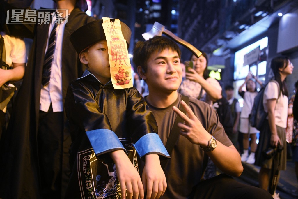 小朋友扮殭屍吸引路人打卡。 小朋友扮殭屍吸引路人打卡。