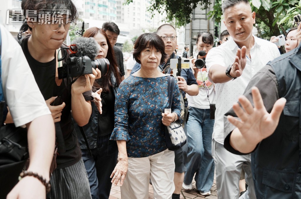 李卓人太太離開法庭。汪旭峰攝 李卓人太太離開法庭。汪旭峰攝