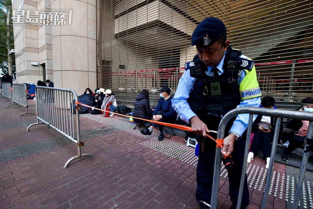 大批巿民一早到庭輪候入庭。盧江球攝 大批巿民一早到庭輪候入庭。盧江球攝