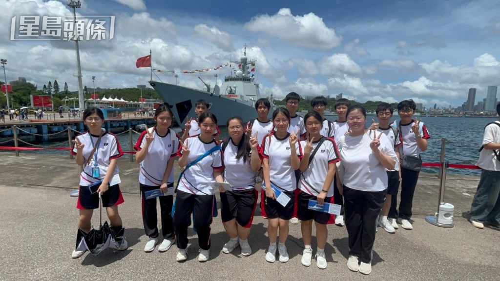 澳門鏡平學校中學部師生登艦參觀。 澳門鏡平學校中學部師生登艦參觀。