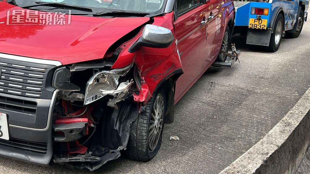 的士车头损毁。 的士车头损毁。