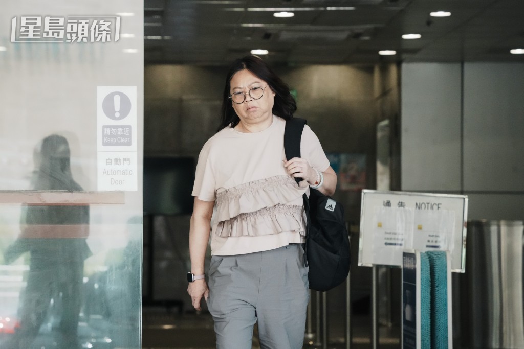 證人冼惠玲指閉路電視拍到被告10次淋糞。汪旭峰攝