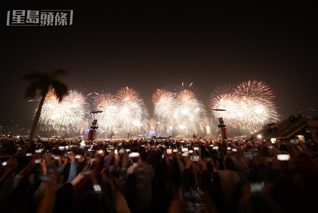 2024年除夕煙花。歐樂年攝 2024年除夕煙花。歐樂年攝