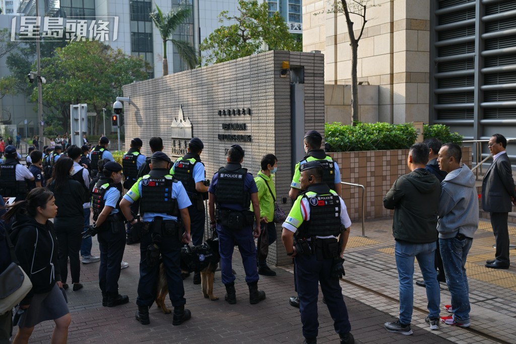 警方在法院外戒備。蘇正謙攝