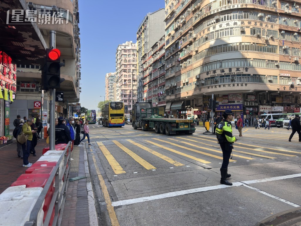 警方不排除私家車衝燈肇禍。 警方不排除私家車衝燈肇禍。