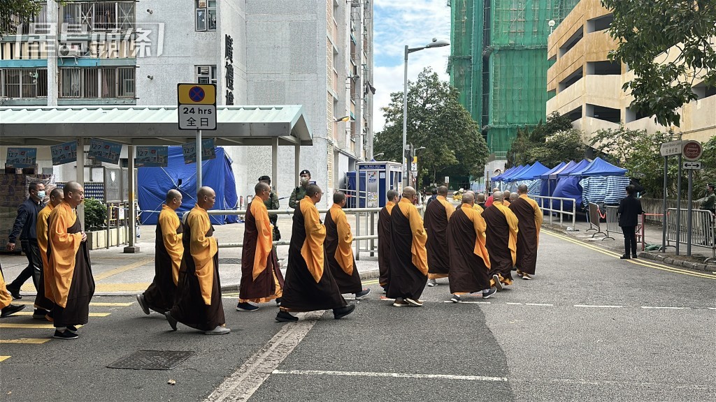 約40名法師亦到達宏福苑協助路祭事宜。劉漢權攝 約40名法師亦到達宏福苑協助路祭事宜。劉漢權攝