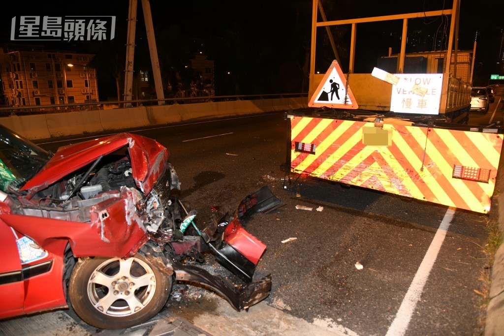 的士猛撼工程車車尾，車頭嚴重損毀。黎志偉攝