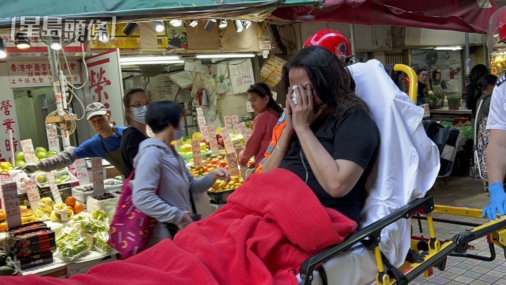 女傷者自行落樓,由救護車送院。蔡楚輝攝 女傷者自行落樓,由救護車送院。蔡楚輝攝