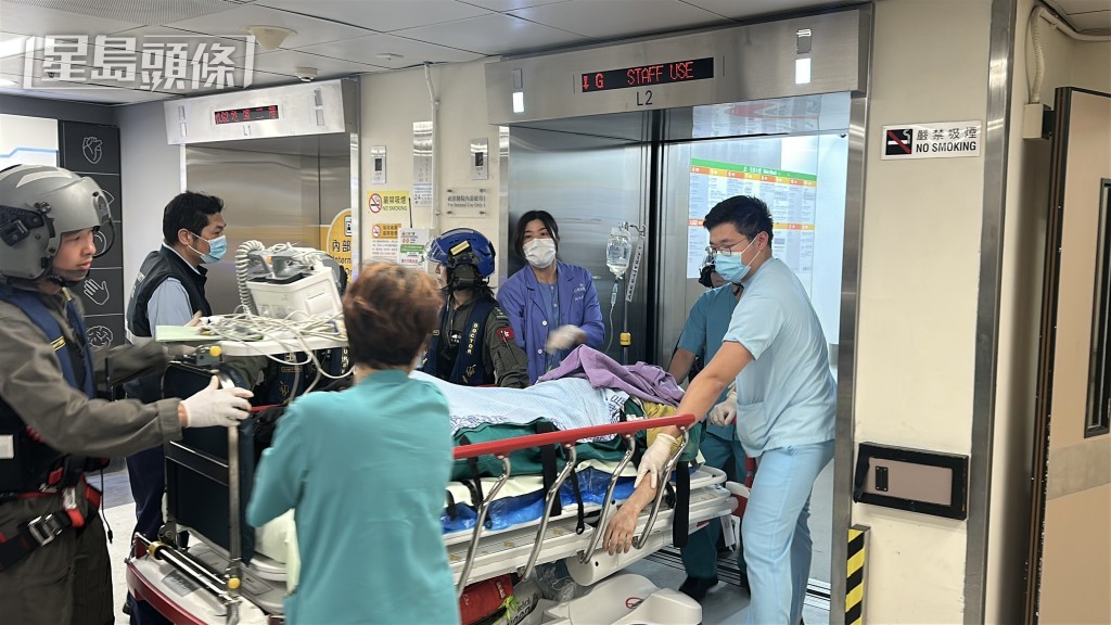 男工人由直升機送院救治。劉漢權攝