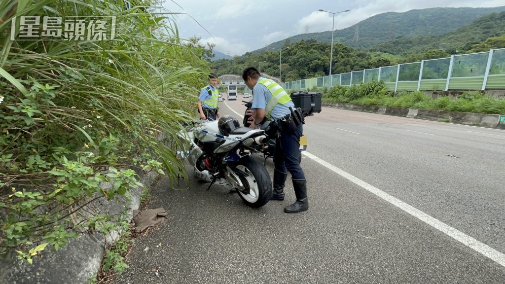 警员调查事件原因。杨伟亨摄